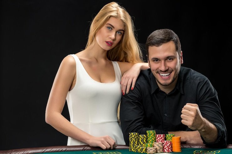 Tampilan meja Monopoly Live dengan dealer dan roda putar di studio asikdewa